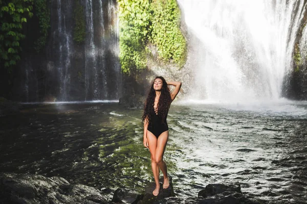 Wanita muda berambut cokelat langsing dengan rambut keriting menikmati laguna — Stok Foto