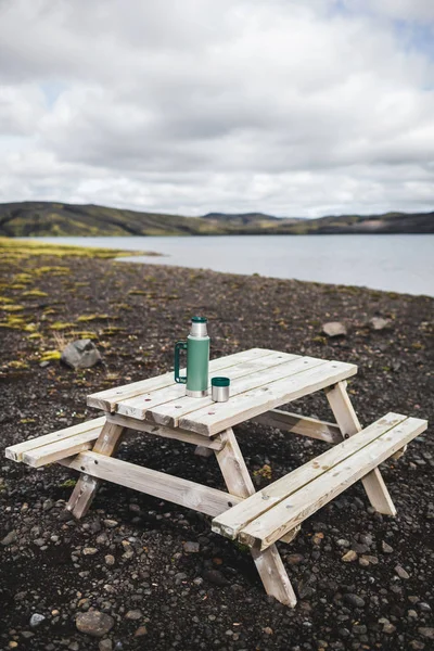 冰岛人户外带湖景的简易木制野餐桌 — 图库照片