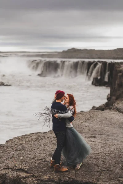 Feliz casal hipster apaixonado na Islândia. Suor de lã tradicional — Fotografia de Stock