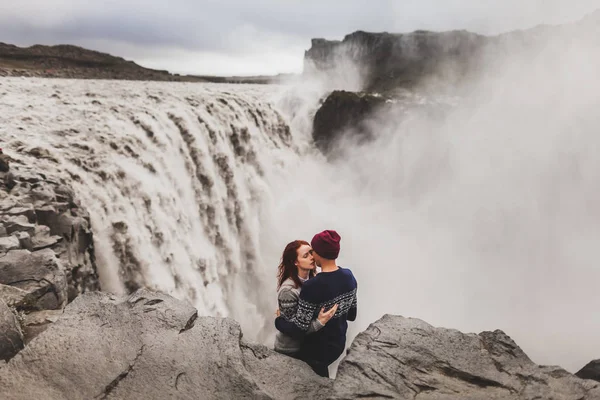 Joven pareja con estilo en el amor besándose juntos cerca de la famosa Islandesa — Foto de Stock