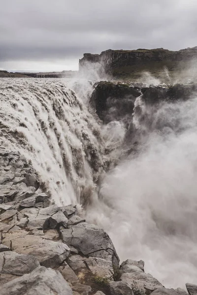 பிரபலமான ஐஸ்லாந்து நீர்வீழ்ச்சியின் வியத்தகு காட்சி Dettifoss. மூச்சுத்திணறல் — ஸ்டாக் புகைப்படம்