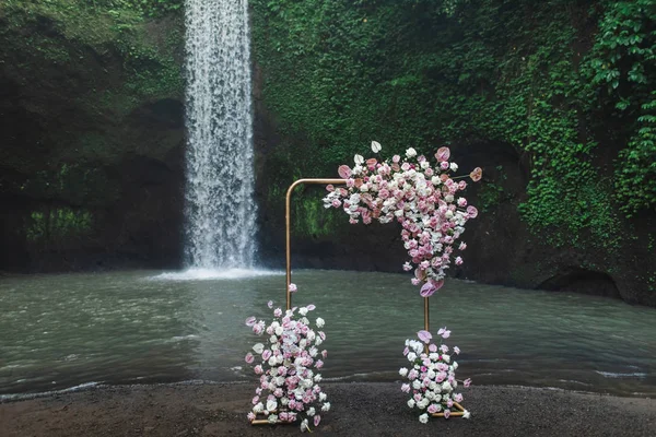 Металлическая квадратная свадебная арка, украшенная розовым и коралловым цветом — стоковое фото
