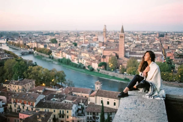Junge Frau genießt schöne Aussicht auf die Stadt Verona in Italien in t — Stockfoto