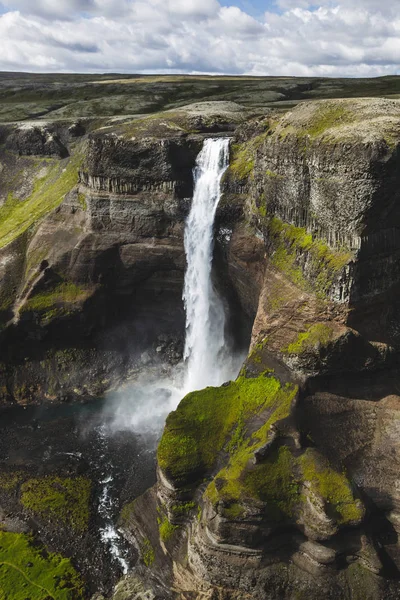 Flygvy över Haifoss stora vattenfall i södra Icealnd. Svart HIG — Stockfoto