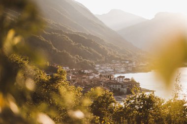 Como Gölü kıyı şeridi manzaralı sonbahar kartpostalı - ünlü ve popüler