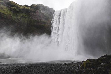 Skogafoss İzlanda ünlü şelale. Güçlü akarsu, dramatik vi