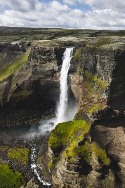 Güney Icealnd Hayfaoss büyük şelale havadan görünümü. Siyah hig