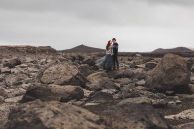 İzlanda 'da aşk yürüyüşü. Etrafında taş volkanik çöl