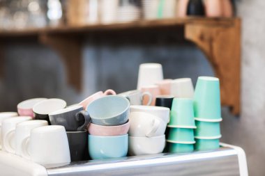 Farklı mavi, pembe, beyaz ve yeşil fincanlar.