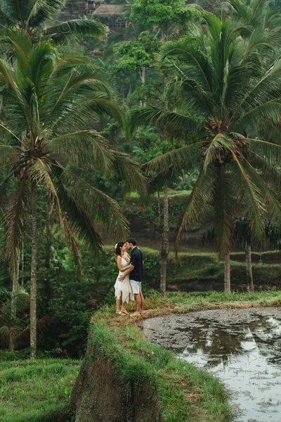 Joven pareja latinoamericana con increíble vista de Ubud arroz terra —  Fotos de Stock