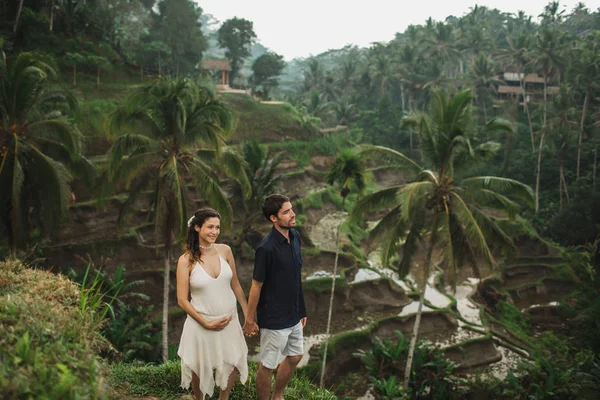 Giovane donna incinta latina con marito con splendida vista di Ubu — Foto Stock