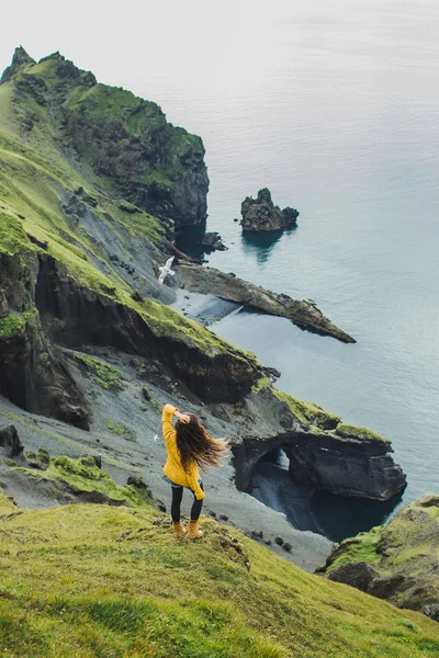 Kvinna som tittar på nordiskt landskap med brist sand vulkanisk strand, — Stockfoto