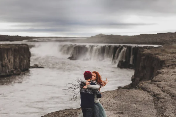 Heureux couple hipster amoureux en Islande. Transpiration traditionnelle de laine — Photo