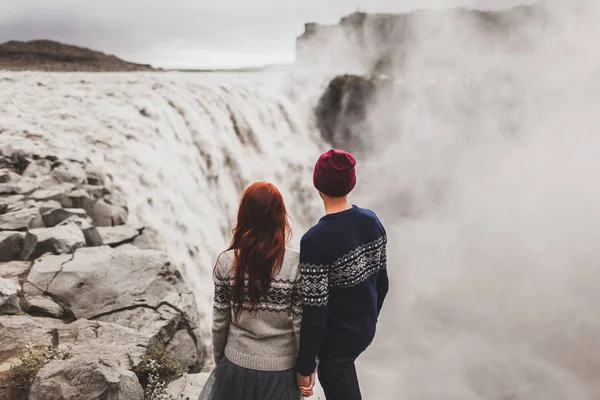 Pareja joven enamorada mirando el famoso hito icelandés Dettif —  Fotos de Stock