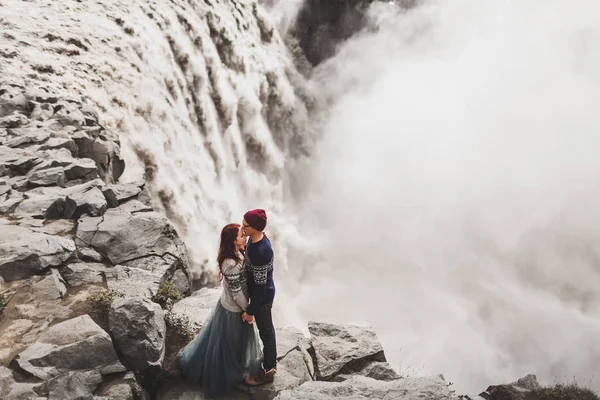 Νεαρό κομψό ζευγάρι ερωτευμένοι φιλιούνται κοντά στο διάσημο Ισλανδό — Φωτογραφία Αρχείου