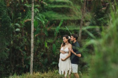 Kocası Ubu manzaralı, genç ve hamile bir kadın.