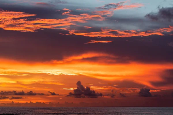 Majestätisk färgglad tropisk solnedgång. Fantastisk röd, orange, rosa clo — Stockfoto
