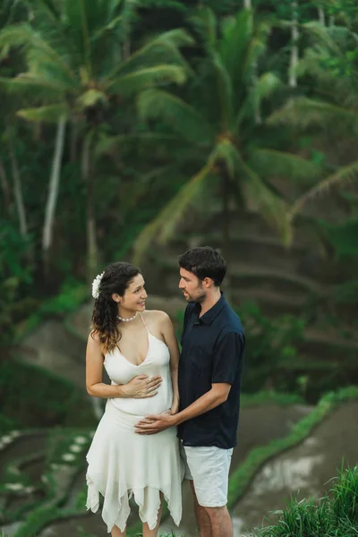 Joven mujer embarazada latina con marido con increíble vista de Ubu —  Fotos de Stock