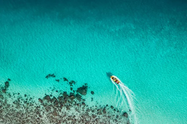 Vista aérea del barco turístico en la superficie de turqu tropical increíble — Foto de Stock