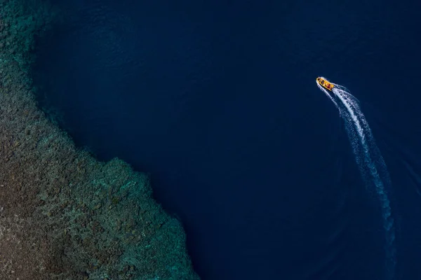 Vista aérea del barco turístico en la superficie de oce tropical azul profundo — Foto de Stock