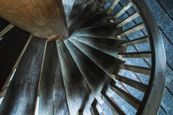 Деталь деревянной винтовой лестницы, абстрактные геометрические обои — стоковое фото