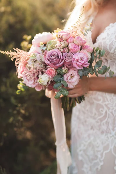 Noiva que segura em mãos o pequeno buquê de casamento em cores de pastel. L — Fotografia de Stock