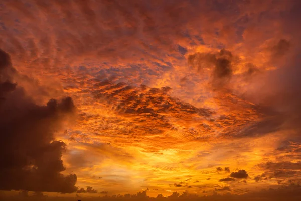 Дивовижний яскравий тропічний захід сонця на острові Балі. Червоне коло — стокове фото