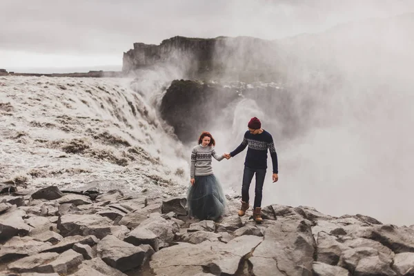 Joven pareja con estilo en el amor caminando juntos cerca de la famosa Islandesa — Foto de Stock