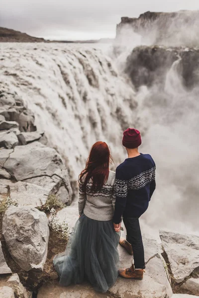 若いですカップルで愛見ます有名なアイスランドのランドマークDettif. — ストック写真