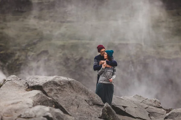 유명 한 실란 근처에서 사랑 키스 를 하는 젊은 남녀 — 스톡 사진