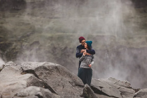 Young stylish couple in love kissing together near famous Icelan — Stock Photo, Image