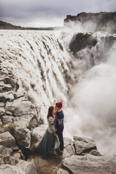 Jeune couple élégant amoureux embrasser ensemble près de célèbre islandais — Photo