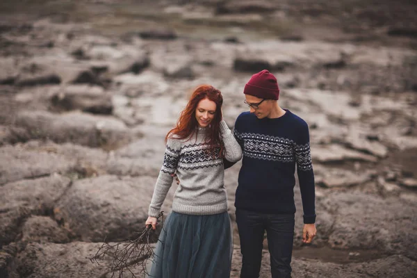 Un couple amoureux qui marche en Islande. désert volcanique de pierre autour — Photo
