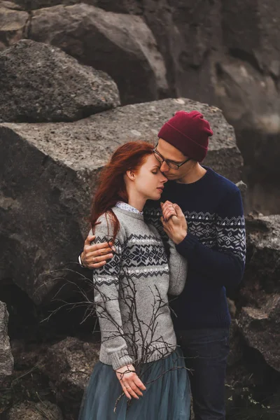 Close-up lovely portrait of young hipster couple kissing and hug — Stock Photo, Image