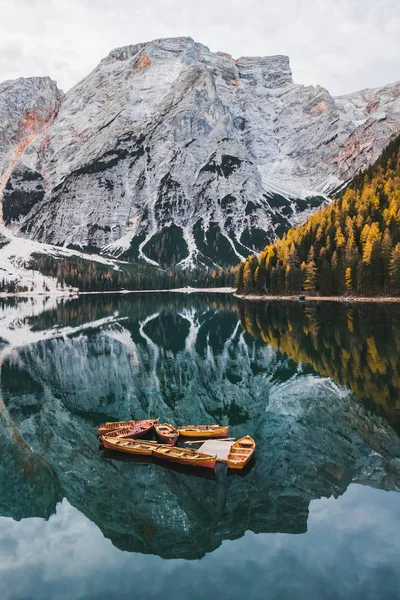 Paesaggio autunnale del Lago di Braies in Dolomiti italiane mou — Foto Stock