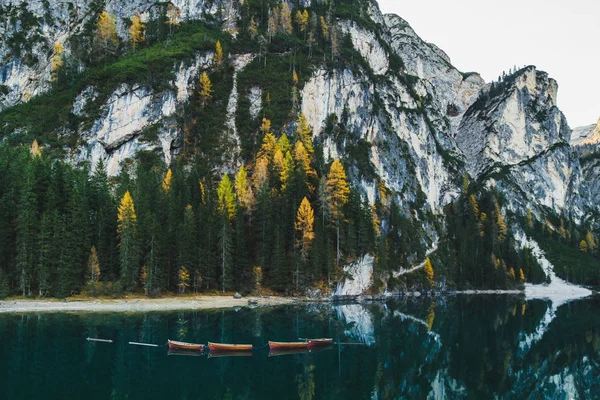 Paisagem incrível outono do Lago di Braies Lake em Dolom italiano — Fotografia de Stock