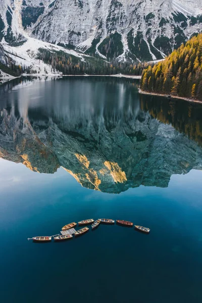 Paesaggio autunnale del Lago di Braies in Dolomiti italiane mou — Foto Stock