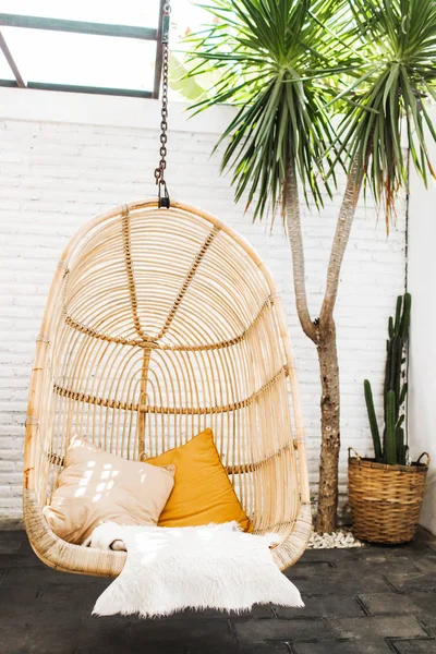 Chaise suspendue en rotin d'osier dans un café loft. Mobilier écologique — Photo