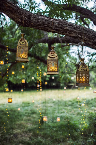 Cerimônia de casamento à noite com um monte de lanternas vintage, lâmpadas , — Fotografia de Stock