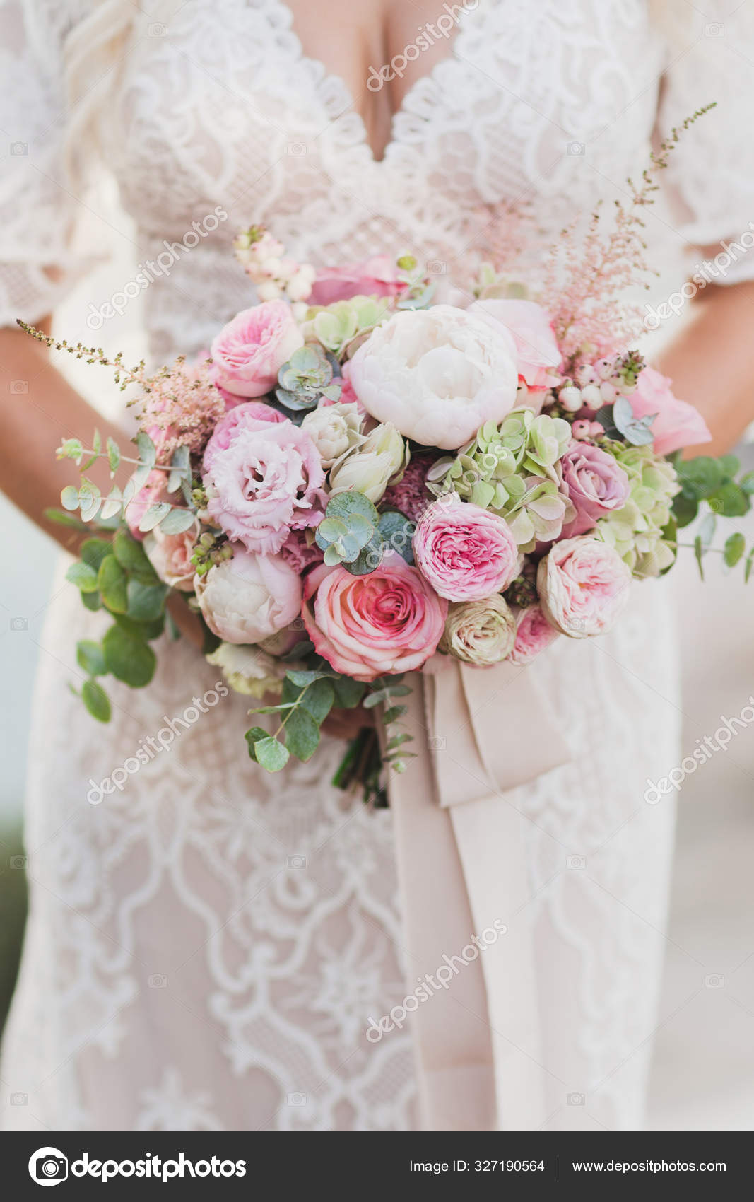 Noiva que segura em mãos o pequeno buquê de casamento em cores de pastel. L  fotos, imagens de © olegbreslavtsev #327190564
