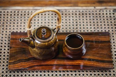 Ahşap arka planda klasik kahverengi çay seti. Geleneksel çay.