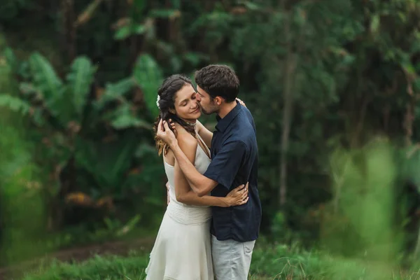 Jeune couple latino-américain avec vue imprenable sur la terra de riz Ubud — Photo