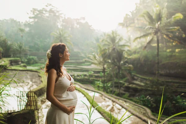 Jovem grávida de vestido branco com vista para Bali arroz terra — Fotografia de Stock