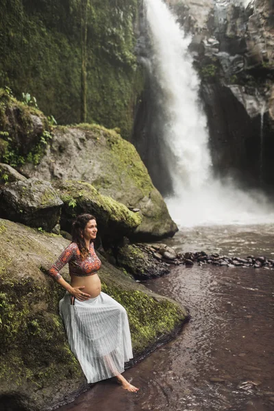 Giovane donna incinta autentica vicino cascata incredibile cascata. N — Foto Stock