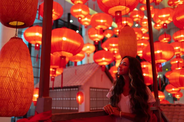 Happy tourist woman enjoying traditional red lanterns decorated — Stock Photo, Image