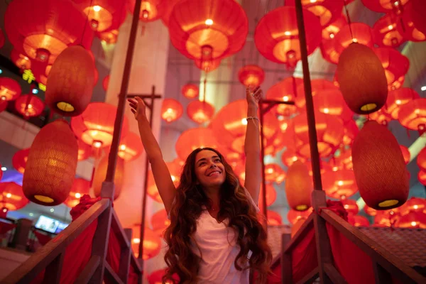 Happy tourist woman enjoying traditional red lanterns decorated — Stock Photo, Image