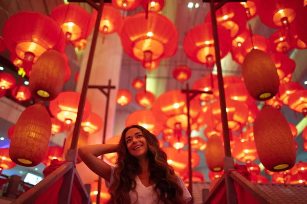 Happy tourist woman enjoying traditional red lanterns decorated — Stock Photo, Image