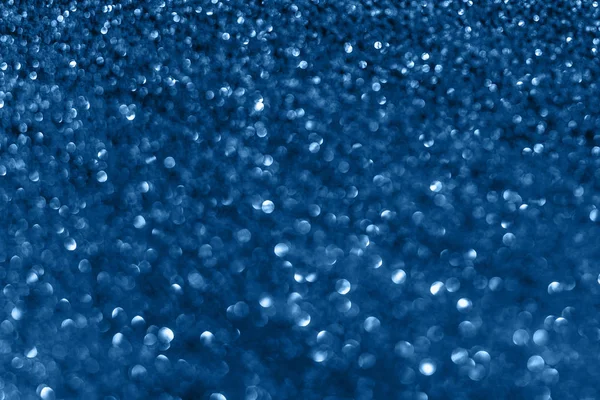 Fond bleu avec paillettes. Éclairage brillant, bokeh lentille. Classique — Photo