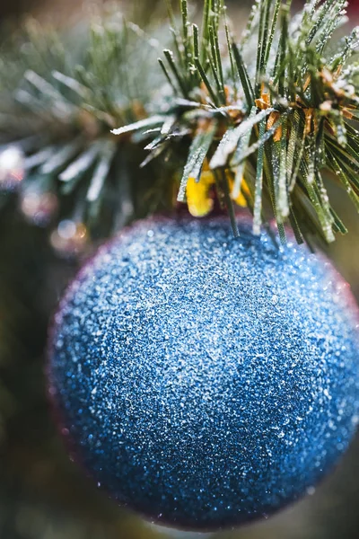 Hermosas decoraciones de Año Nuevo, bola brillante azul en nieve cerca - —  Fotos de Stock