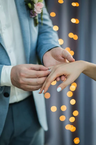 Hombre con anillo de boda en la mano de la mujer de cerca. Símbolo del amor — Foto de Stock